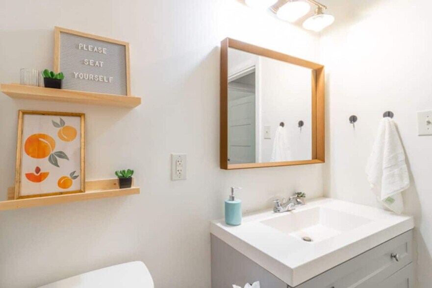 Building Photo - 3912 Crestview Dr