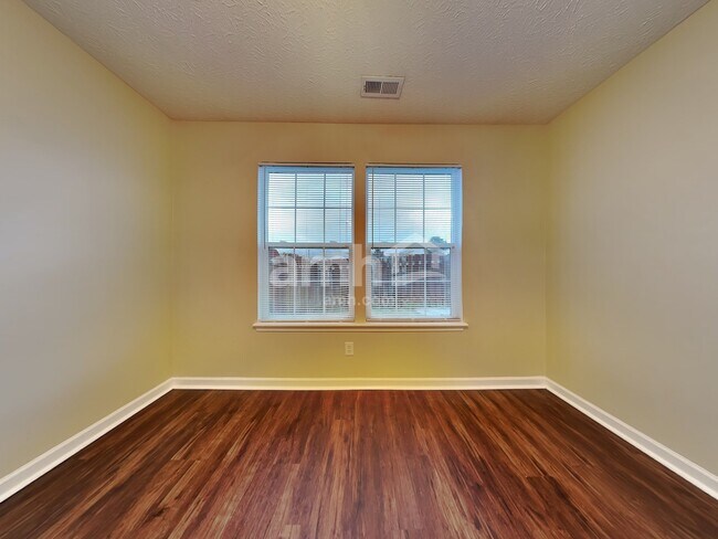 Building Photo - 542 Kennard Ln