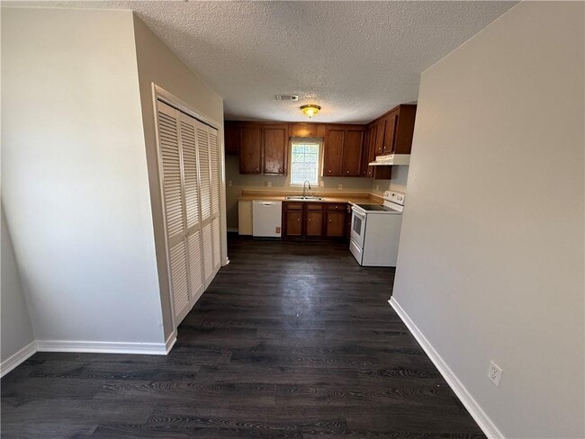 Building Photo - 303 Ruben Ave