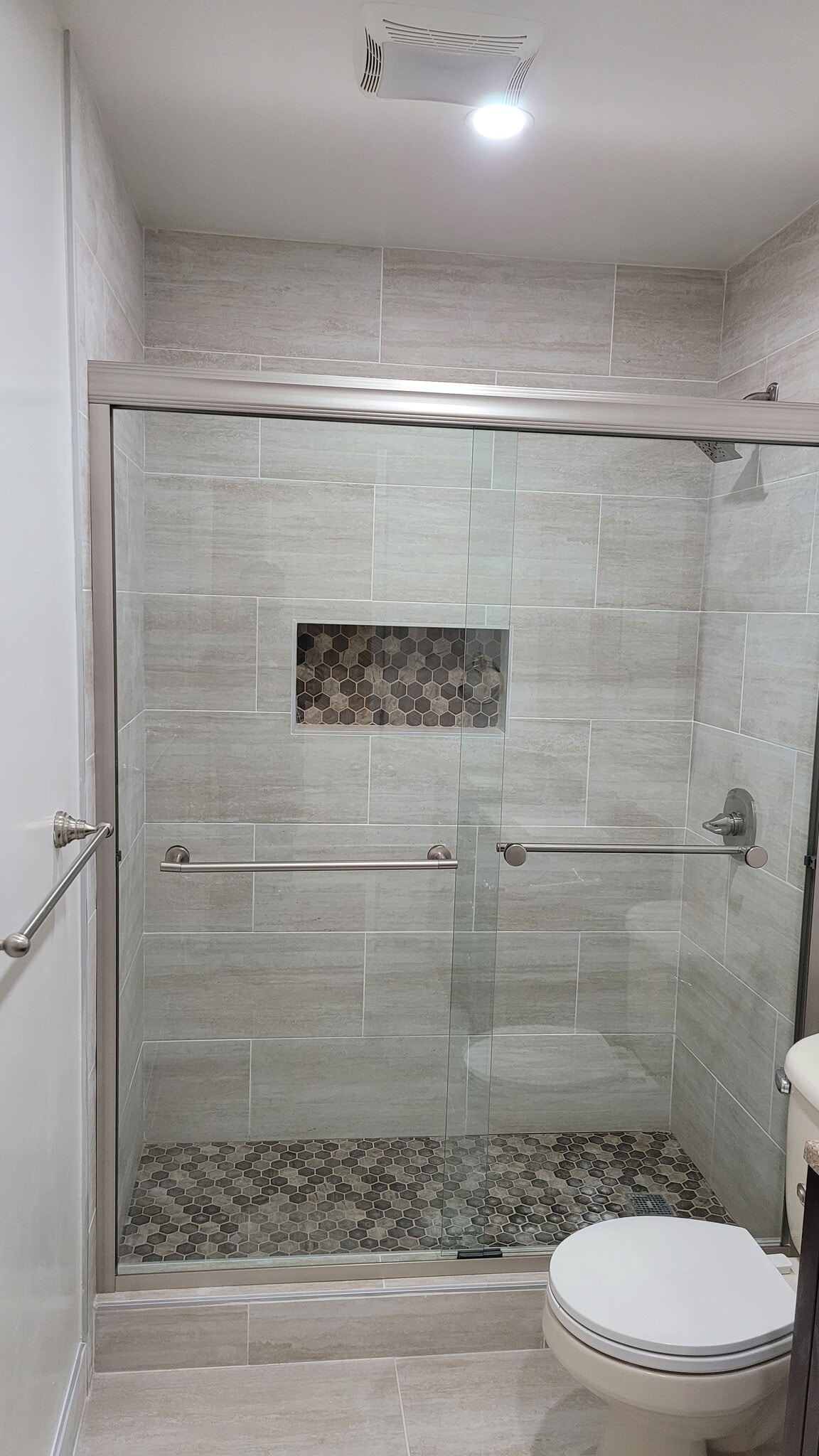 Hallway bath - 1203 Cobb St