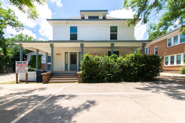 Building Photo - 301 Fry St