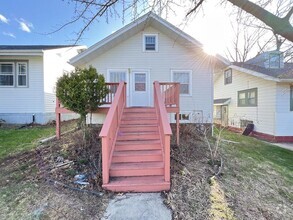 Building Photo - 421 19th St NE