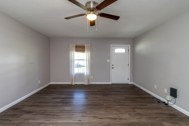 Building Photo - 524 Midlake Dr NE