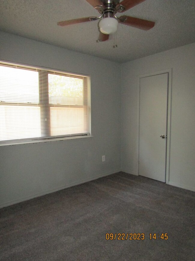 Building Photo - Very nice spacious home located in the Eis...