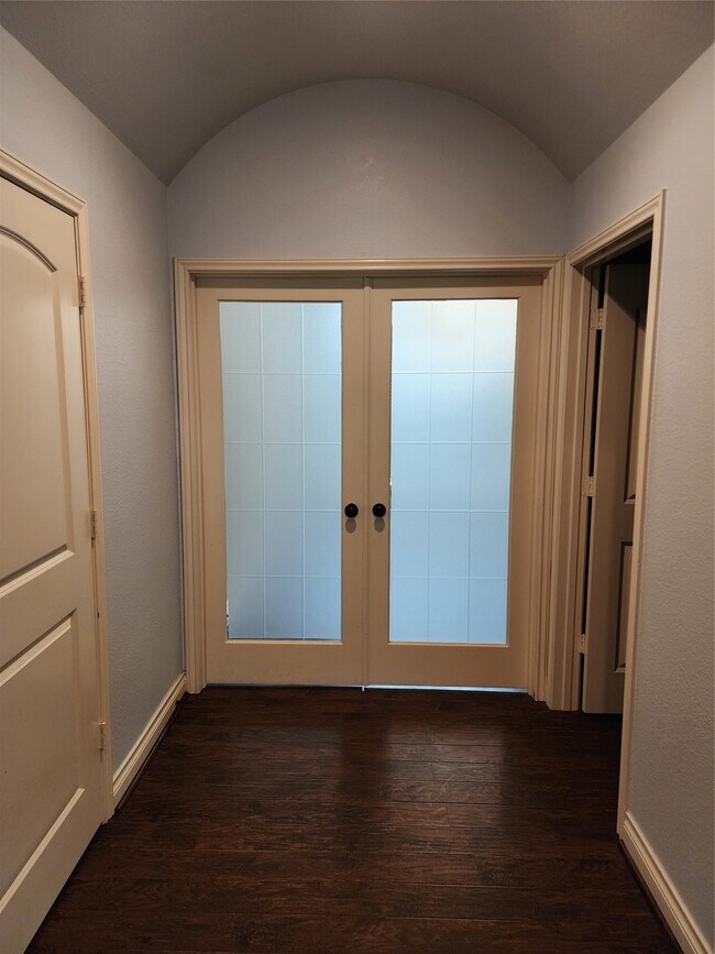 Building Photo - 2019 Sunset Springs Dr