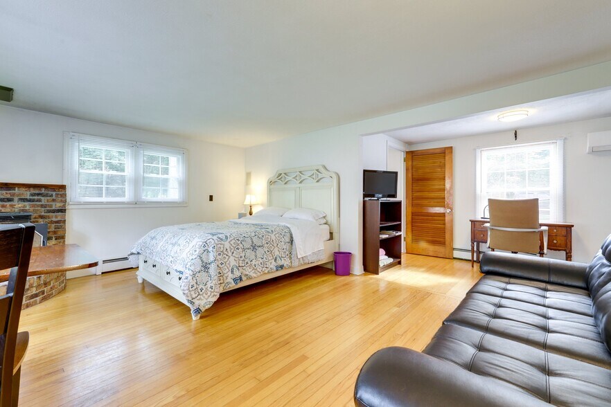 Building Photo - 44 Lakewood Dr