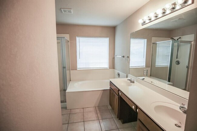 Building Photo - 111 Carriage Way