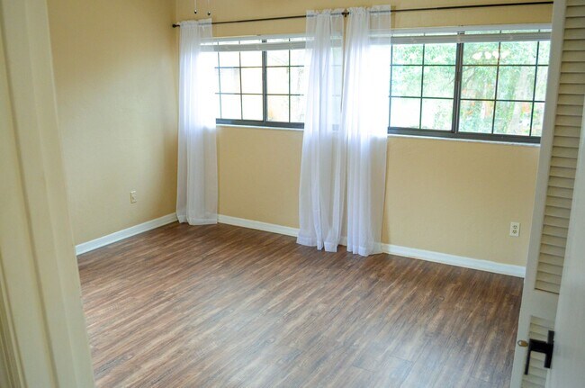 Building Photo - FIRST MONTH FREE! Rockwood Villas 3 bedroom 3 bath
