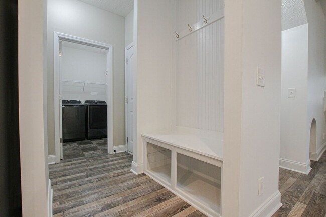 Building Photo - Pet Friendly Four Bedroom!