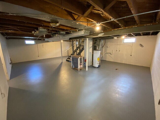 Building Photo - 2 Bedroom House- Beautiful Kitchen!!