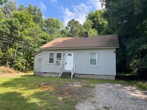 Building Photo - 2 bedroom bungalow in convenient Hillsboro...