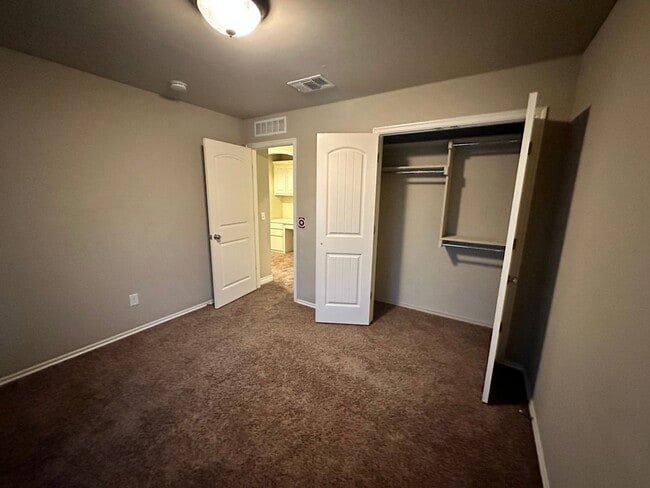 Building Photo - 4 bed 2 bath in Edmond