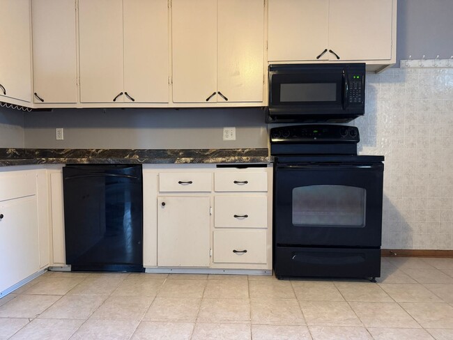 Building Photo - Bright & Spacious 3-Bedroom Duplex Unit on...