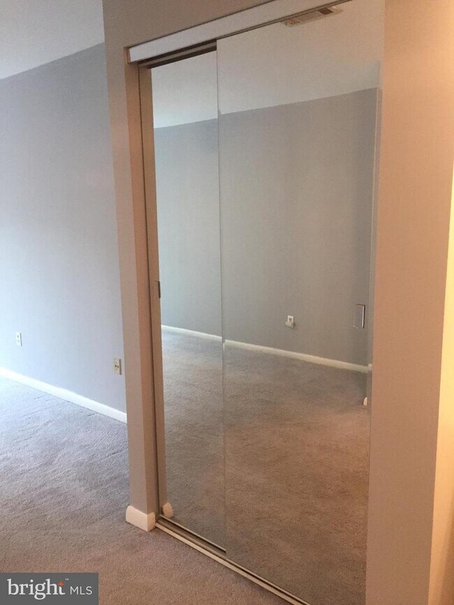 Building Photo - 5811 Royal Ridge Dr