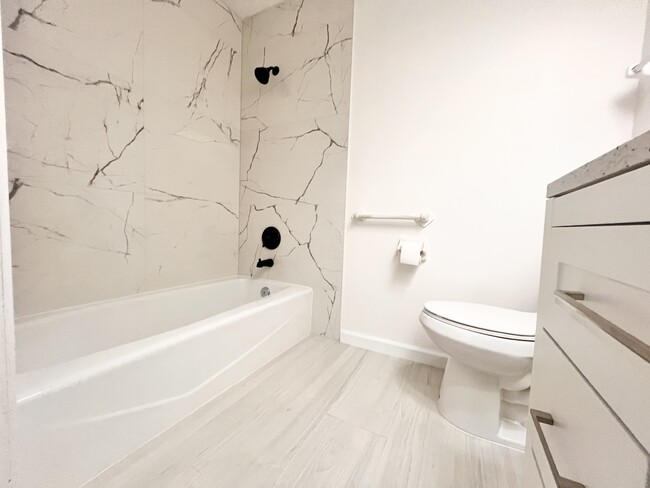 Building Photo - 2420 Briar Oak Cir