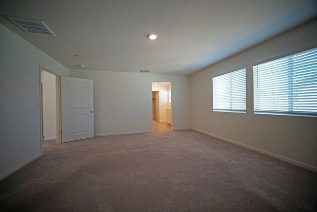 Building Photo - Beautiful 4 Bedroom PLUS office / den in Natomas!