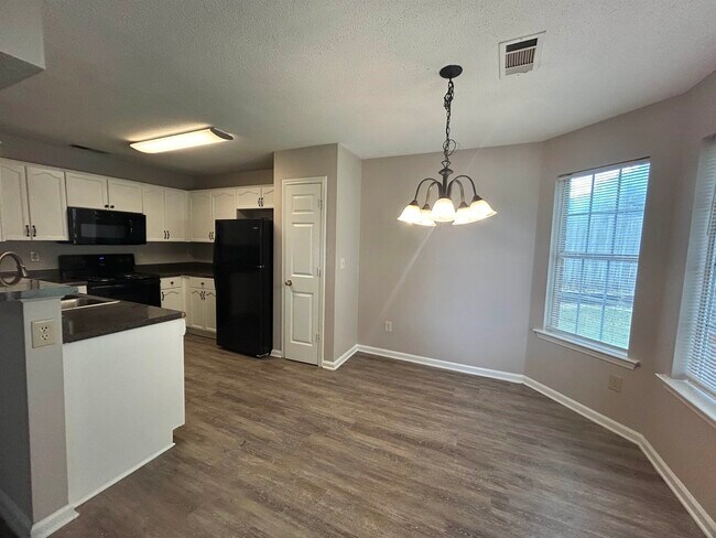 Building Photo - 3912 Sundale Way W