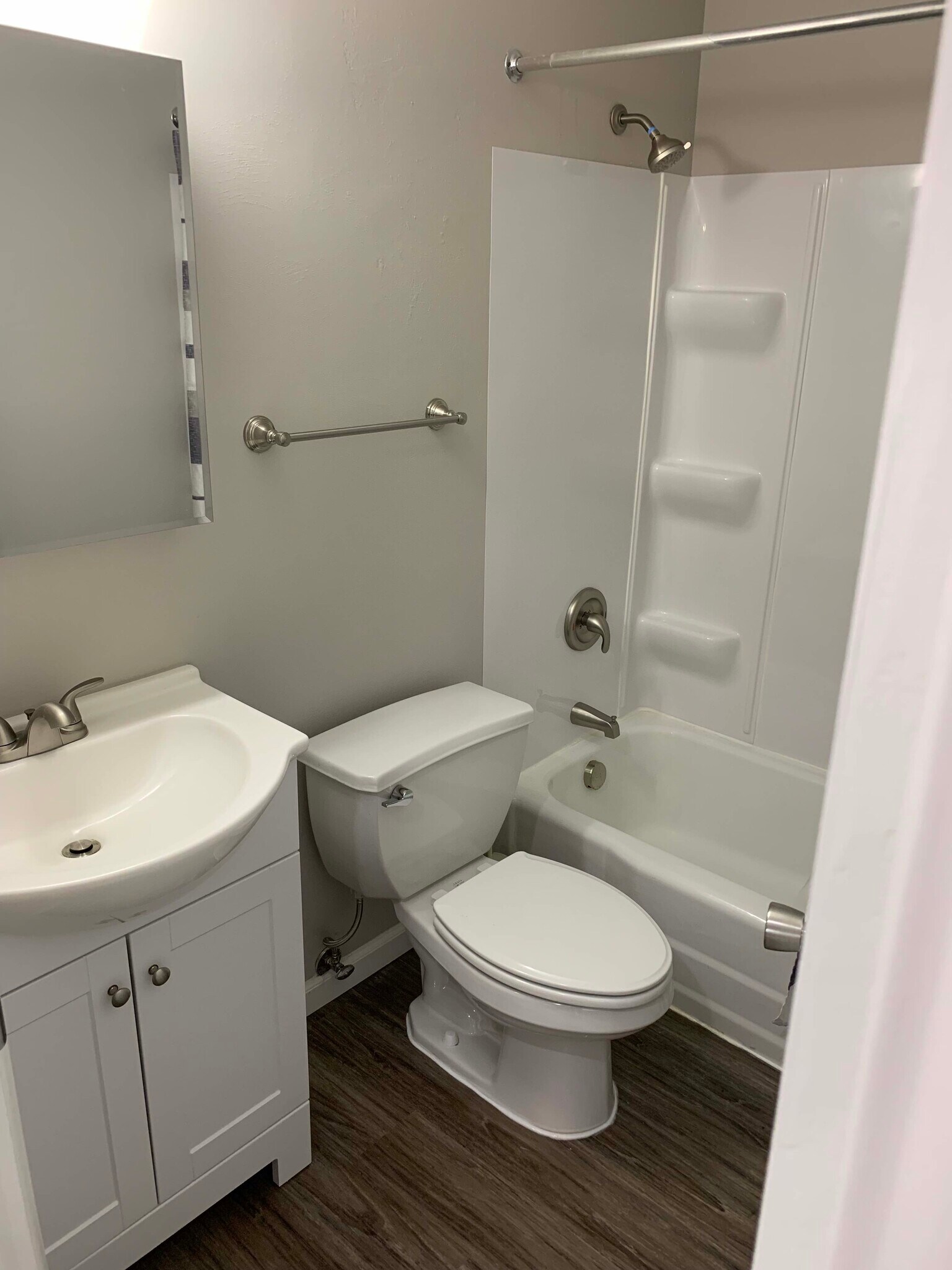 Hall bath (full), new vanity, mirror, light, tub surround, towel racks - 11934 Holly Brook Dr