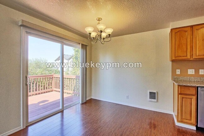 Building Photo - $1545 Month    2 Bed, 1 Bath Condo Living Downtown Vancouver on 33rd and Kauffman