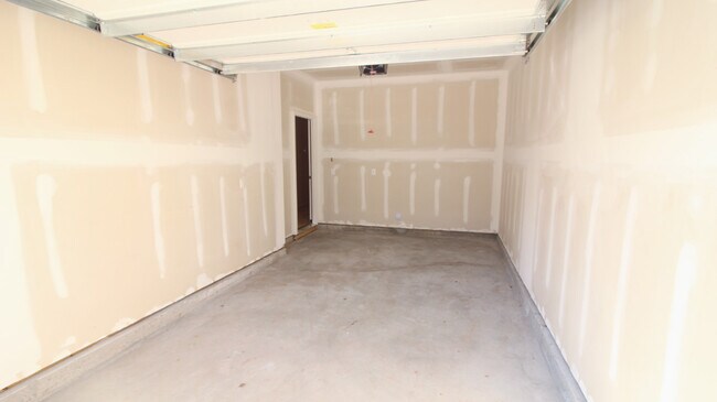 Building Photo - Beautiful and Bright 3 bedroom 2.5 bath Townhouse in Brightleaf with a Garage!!
