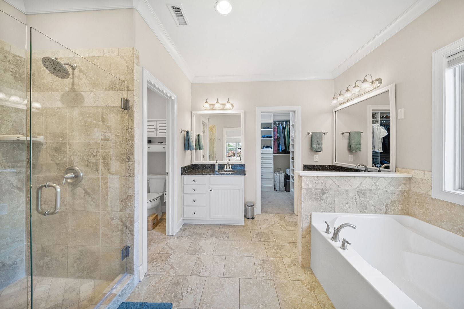 Building Photo - Spacious Home in Solamere Subdivision