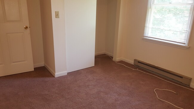 Building Photo - Spacious 2 bedroom 1 Bathroom apartment in...