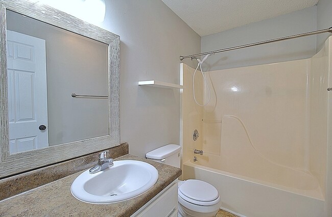 Building Photo - 910 Brett Dr