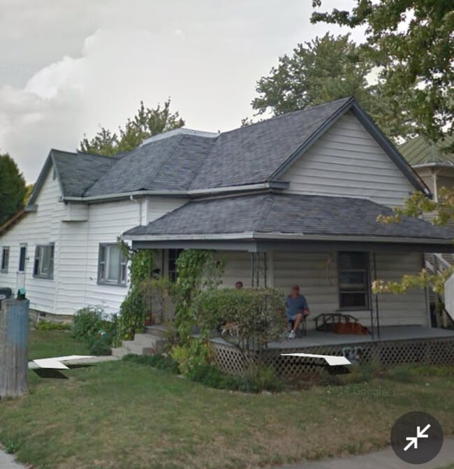 Building Photo - 201 E Oak St