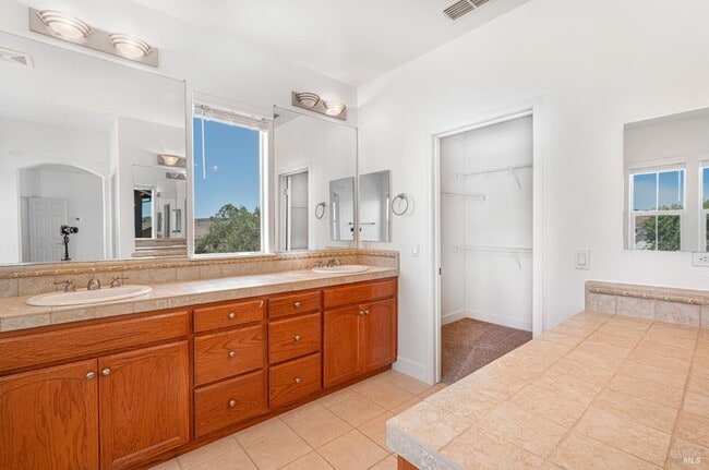 Building Photo - 525 Sauvignon Pl