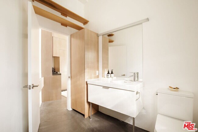 Building Photo - 601 Crestmoore Pl