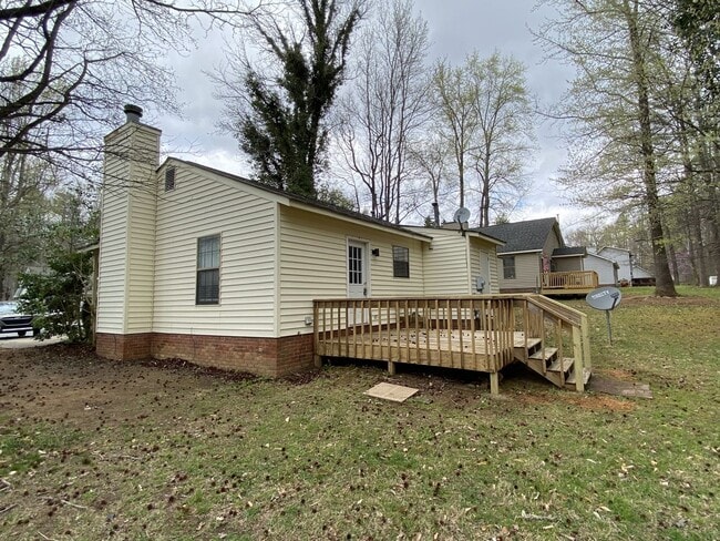 Building Photo - Great, 3-bed / 2 full bath location off th...