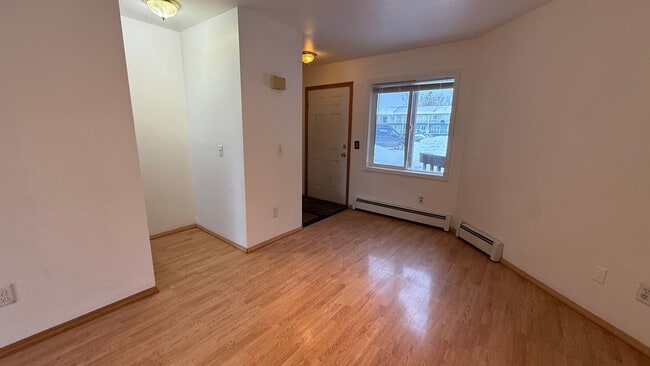 Building Photo - A lovely (1) one bedroom, (1) one bathroom Townhouse style condo!