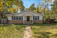 Building Photo - Charming 4 bedroom, 2 bathroom home located in Fayetteville, AR