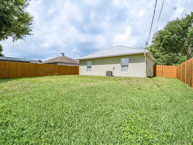 Building Photo - 1456 25th Ct SW