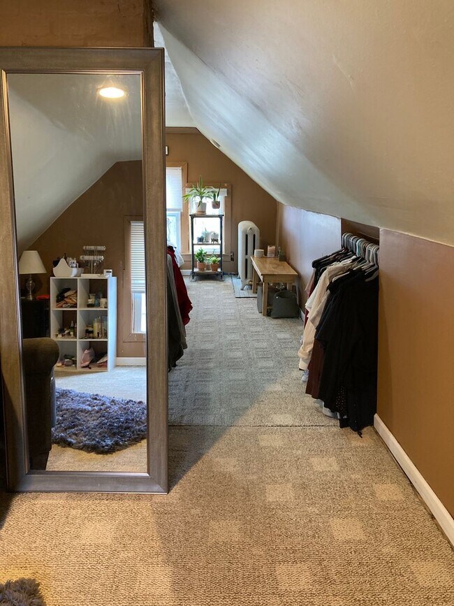 Building Photo - 3+ Bedroom / 2 Bath Single Family Home!