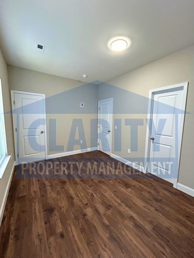 Building Photo - Modern townhome!