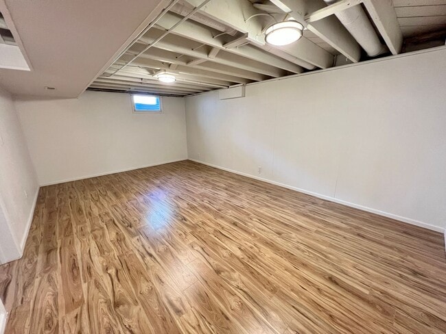Building Photo - Updated 4 bed 2 bath house!