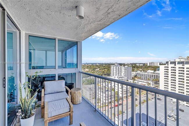 Building Photo - 2655 Collins Ave