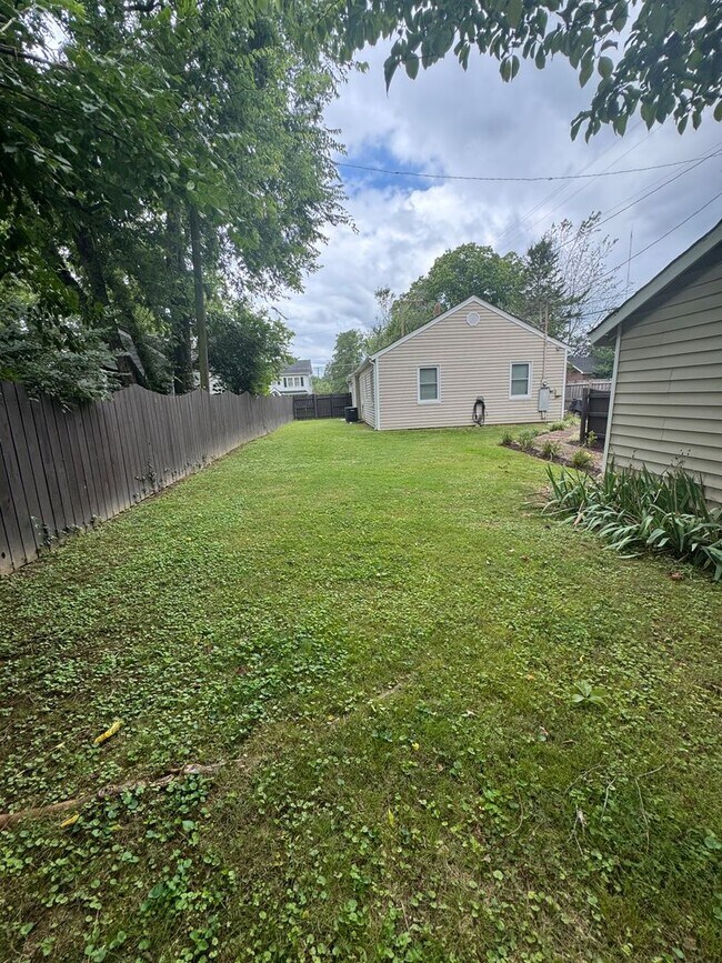 Building Photo - Knoxville 37917 - 2 bedroom, 1 bath - call Lisa Vineyard 865-216-9334
