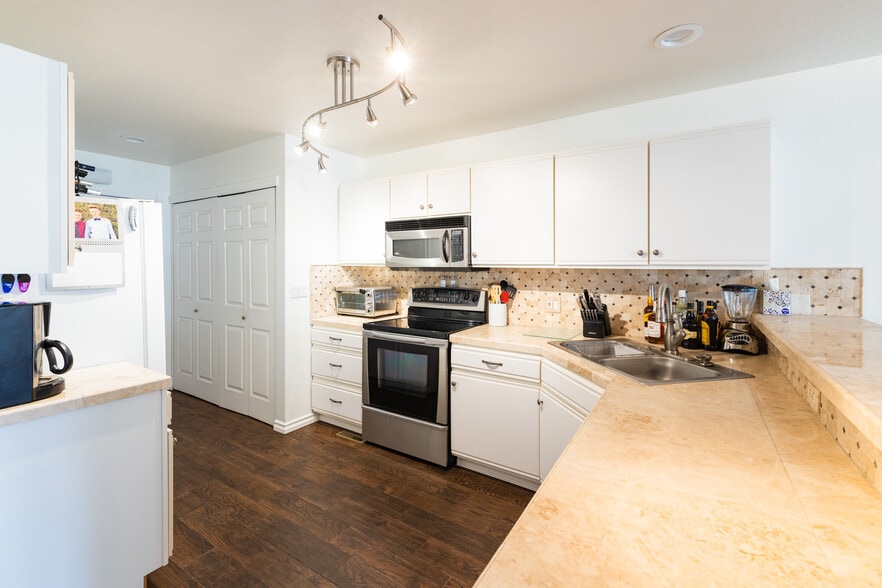 Building Photo - 11530 W 70th Plz