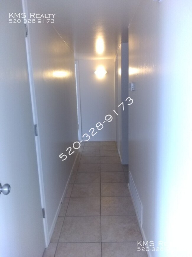 Building Photo - 4 Bedroom 2 Bath -824 W Oahu Circle - OWNE...