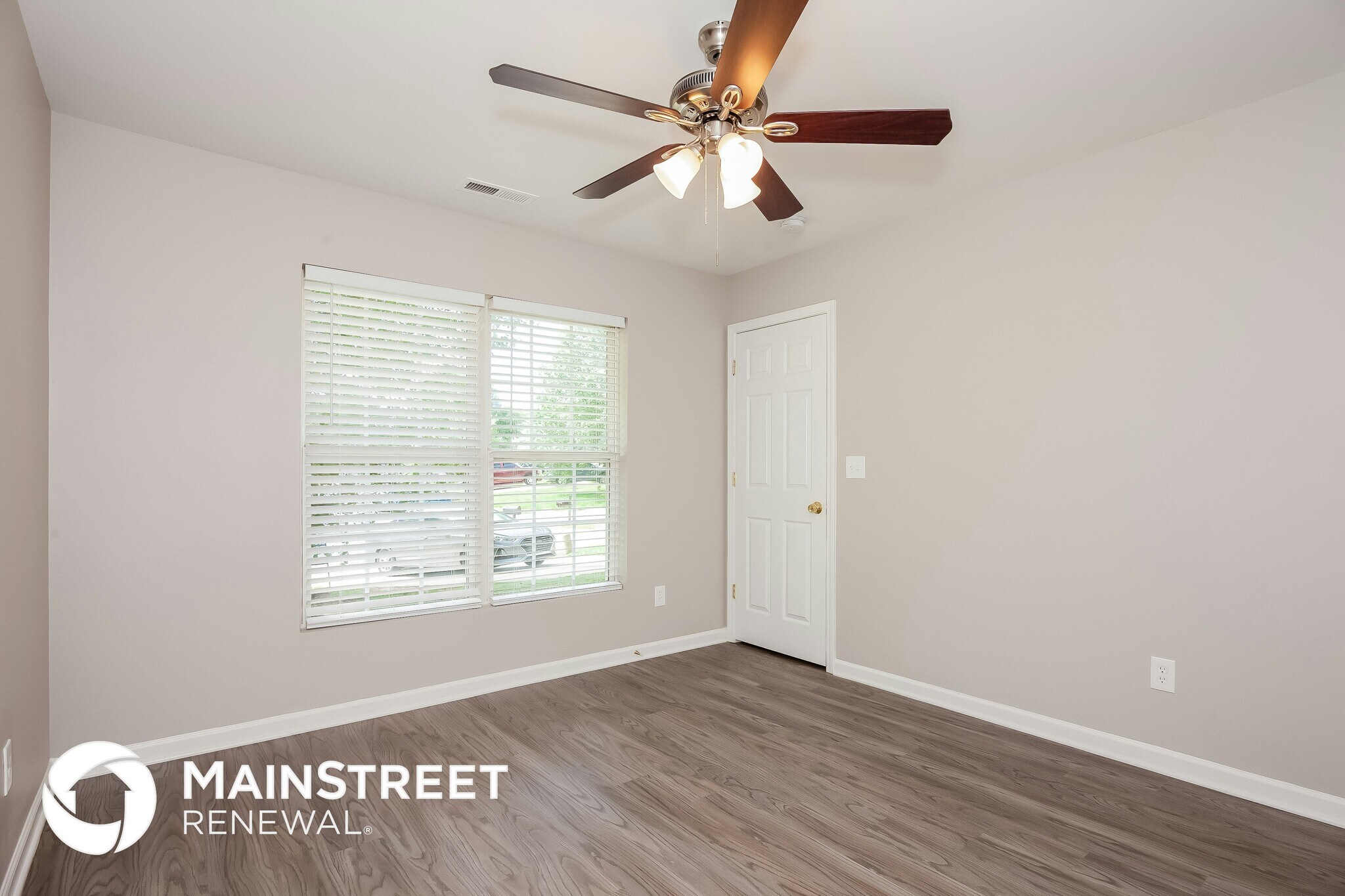 Building Photo - 5949 Hamilton Oaks Dr