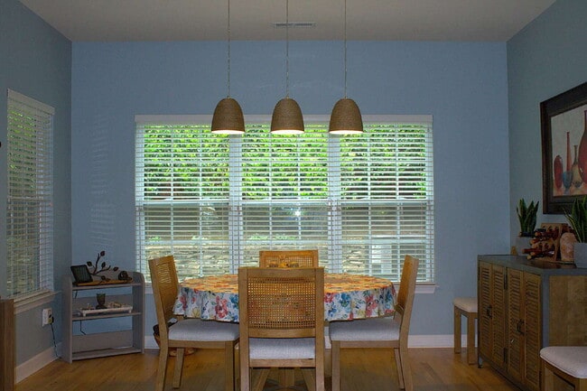 Building Photo - "Luxurious 3-Bed Condo in Hendersonville: Spacious 2023 Sq Ft within a 55+ community.”