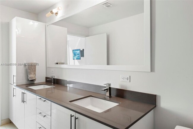 Building Photo - 999 SW 1st Ave