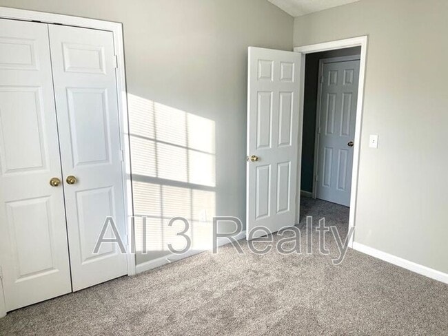 Building Photo - 333 Goldenrod Dr