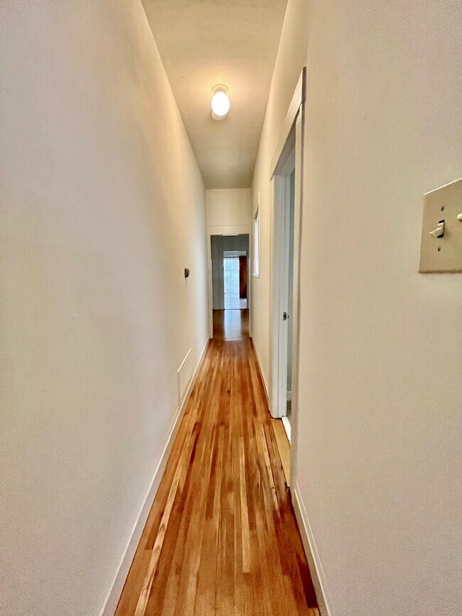 Building Photo - Prime Cow Hollow Location with Parking, Pr...