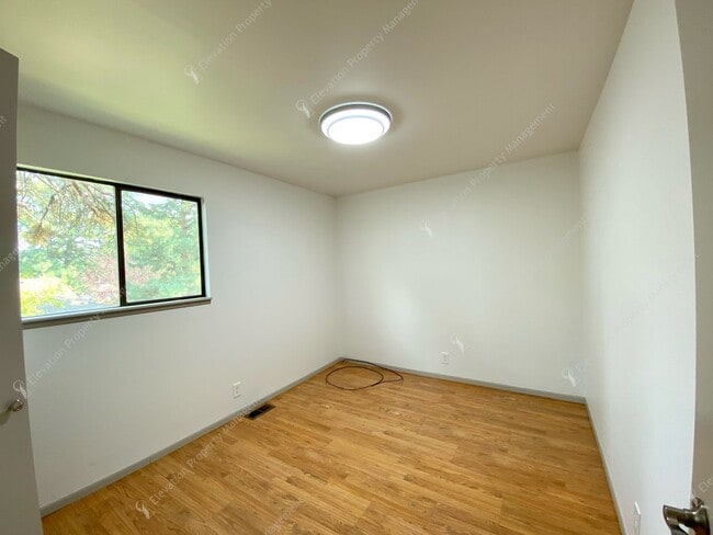 Building Photo - A Rare Find: Expansive NE Bend Home with E...