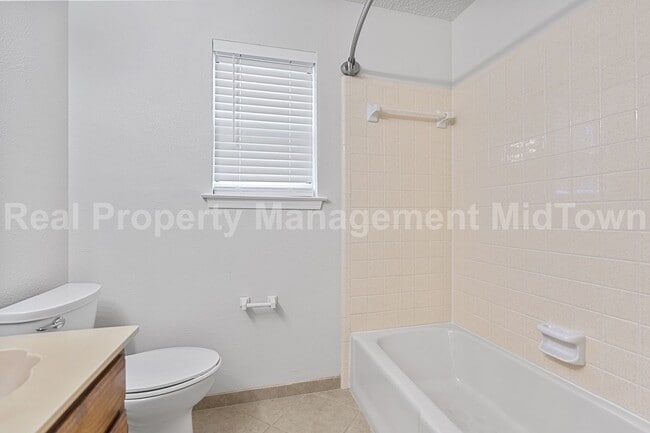 Building Photo - Charming 3-Bedroom Home Just Minutes from ...