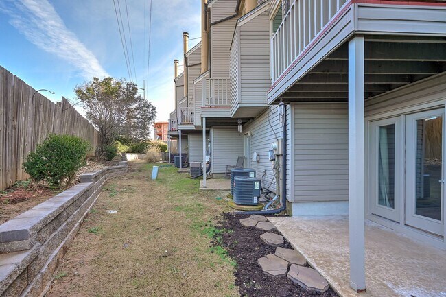 Building Photo - Beautiful 2+ Bedroom, 4 Level Townhome Wit...