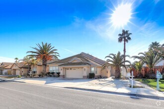 Building Photo - OPEN FLOOR PLAN WITH SIDEYARD PARKING AND ...